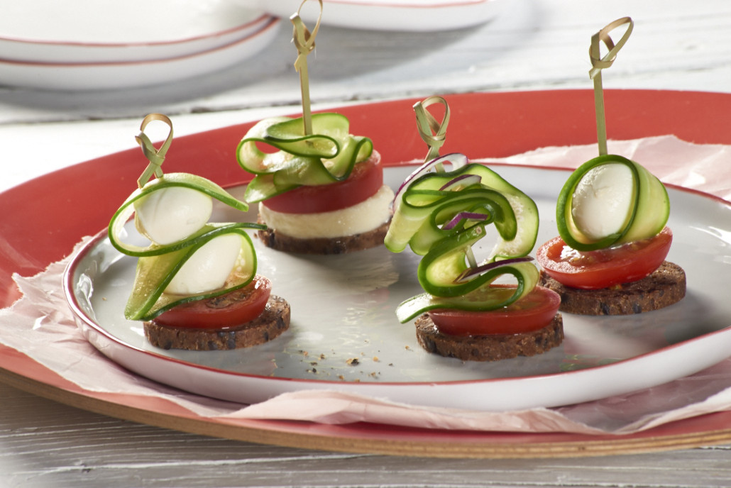 Tomato-cucumber mozzarella-red onion canapés – Mestemacher