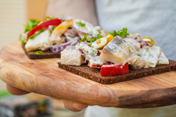 Pumpernickel with maties, Greek style – Mestemacher