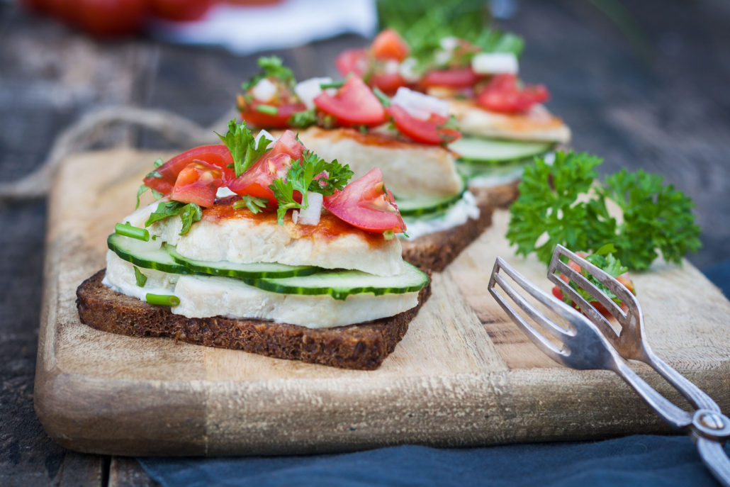 Smørrebrød with chicken breast, tomatoes and herb mayonnaise – Mestemacher