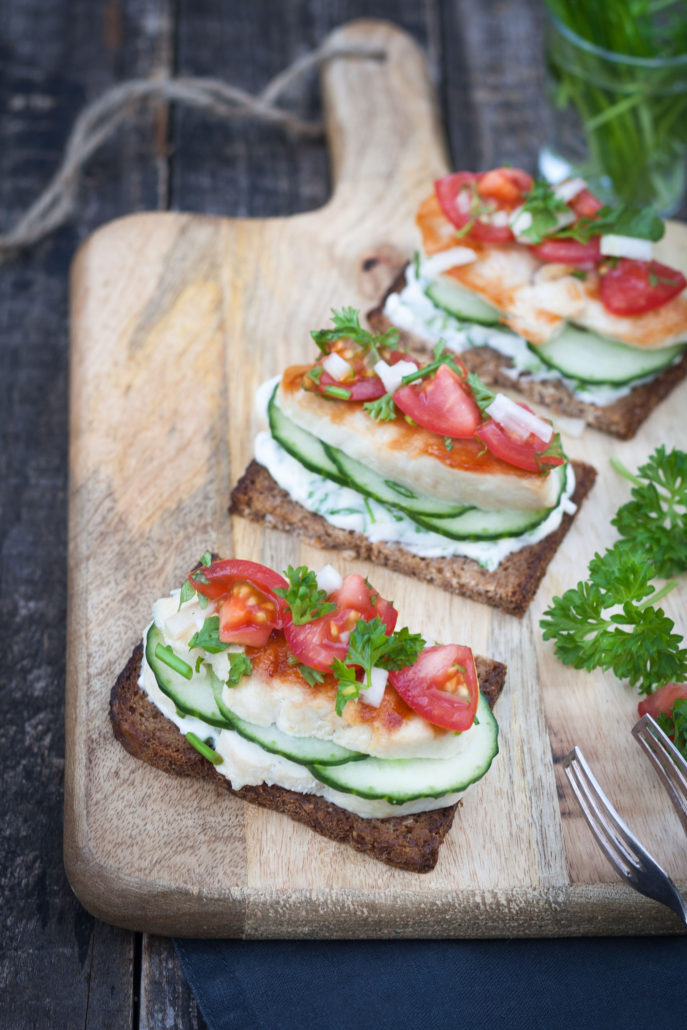 Smørrebrød with chicken breast, tomatoes and herb mayonnaise – Mestemacher