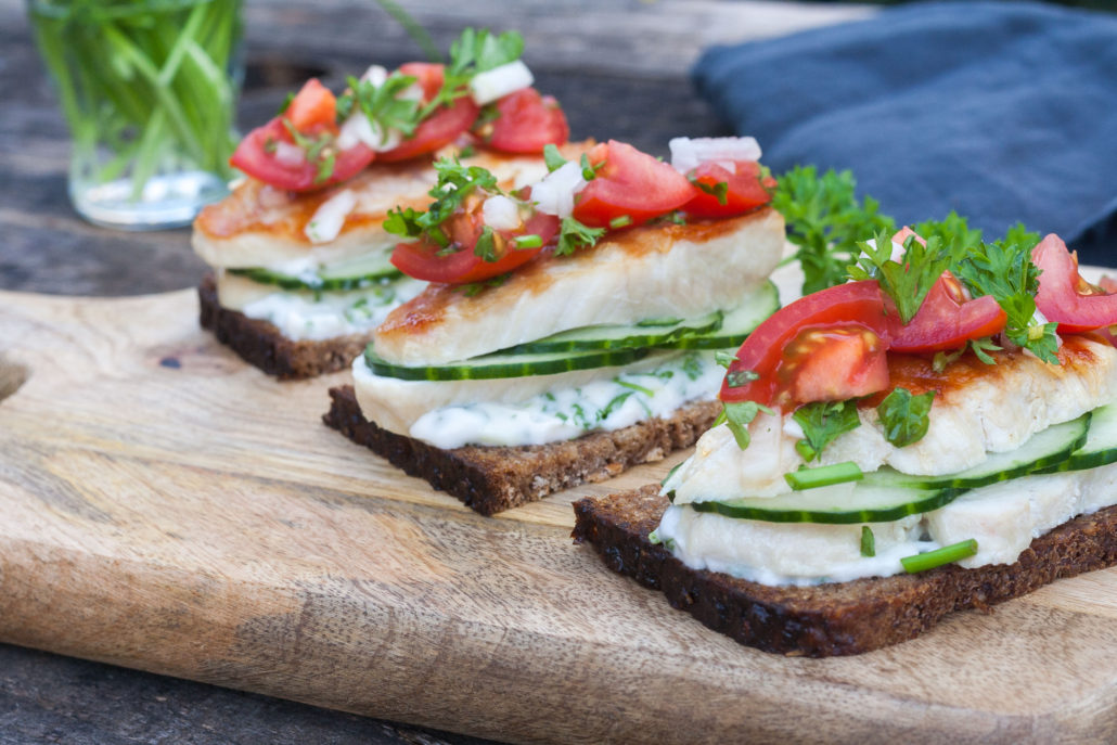 Smørrebrød with chicken breast, tomatoes and herb mayonnaise – Mestemacher