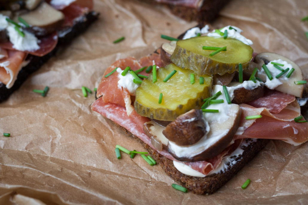 Smørrebrød with salami, ham and mushrooms – Mestemacher