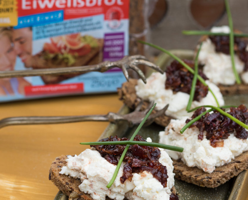 Hearty Feta cheese hearts with onion jam Mestemacher