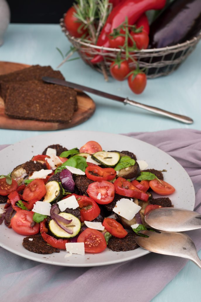 Ratatouille salad with pumpernickel bread chips – Mestemacher
